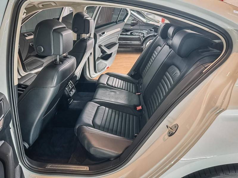VOLKSWAGEN - PASSAT - 2018/2019 - Branca - R$ 156.900,00