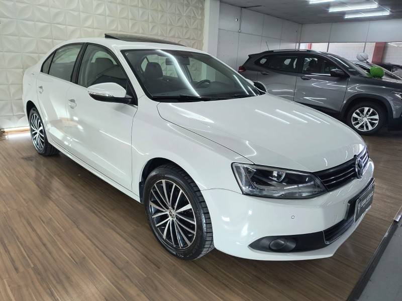VOLKSWAGEN - JETTA - 2012/2012 - Branca - R$ 68.900,00